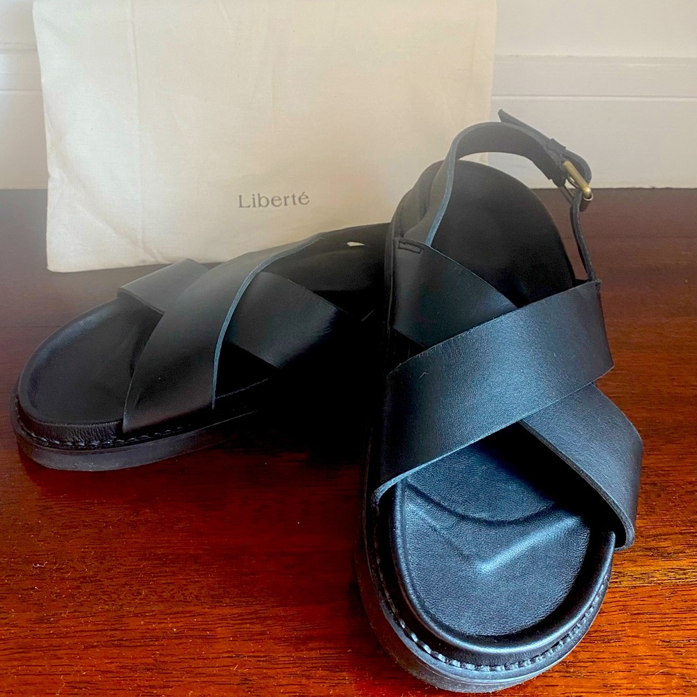 Stylish women’s black sandal with strap